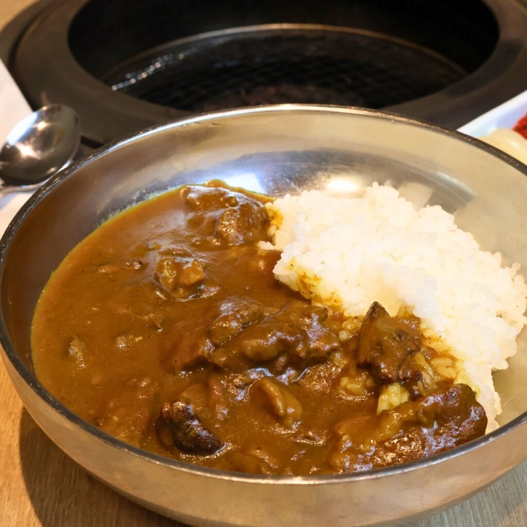 【焼肉処 山陽路】食欲の秋！熱々ホルモンと〆の名物カレー＆クッパで秋焼肉を満喫